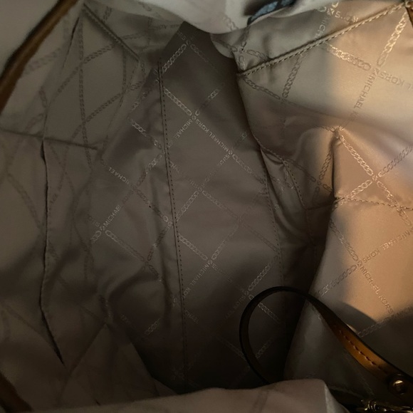 - MK Purse ~ Excellent condition. Perfectly clean inside and out. Great p… - Picture 6 of 7